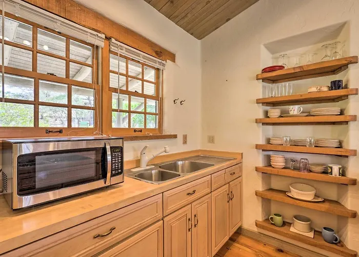 Hike & Relax: W/ Thumb Butte Views Apartment *